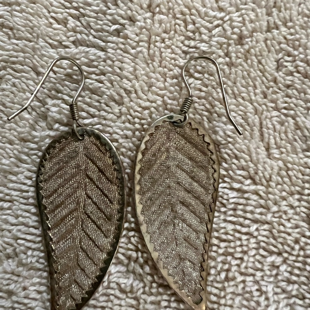 Gold tone leaf pierced ear rings. - Picture 2 of 2